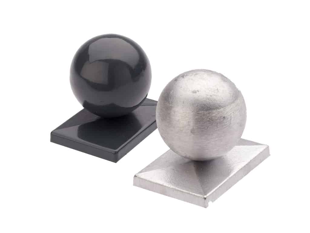 To sfæriske genstande, der ligner elegant kugle, vises på firkantede baser. Den ene kugle er sort og skinnende og reflekterer lys, mens den anden har en stilfuld mat aluminiumsfinish. Begge hviler på flade platforme mod en almindelig hvid baggrund. Disse objekter er identificeret som Stolpehatte med kugle 60x40mm Aluminium TYPE A.