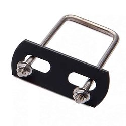 En U-Beslag Sæt 60x40mm med en metal U-bolt med to gevind ender sikret med møtrikker, fastgjort til en rektangulær sort metalplade med to slidser. U-bolten og pladen er sat på en hvid baggrund.