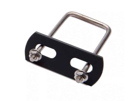 En U-Beslag Sæt 60x40mm med en metal U-bolt med to gevind ender sikret med møtrikker, fastgjort til en rektangulær sort metalplade med to slidser. U-bolten og pladen er sat på en hvid baggrund.