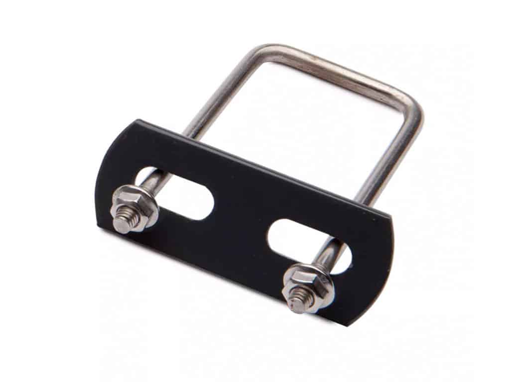 En U-Beslag Sæt 60x40mm med en metal U-bolt med to gevind ender sikret med møtrikker, fastgjort til en rektangulær sort metalplade med to slidser. U-bolten og pladen er sat på en hvid baggrund.