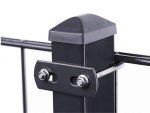 Nærbillede af en sort metal hegnspæl med en sort kasket på toppen. Stolpen har en vandret metalstang fastgjort med U-Beslag Sæt 60x40mm, fastgjort med to bolte. Baggrunden er almindelig hvid.