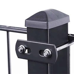 Nærbillede af en sort metal hegnspæl med en sort kasket på toppen. Stolpen har en vandret metalstang fastgjort med U-Beslag Sæt 60x40mm, fastgjort med to bolte. Baggrunden er almindelig hvid.