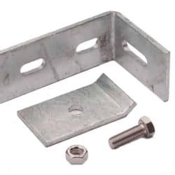 Et sæt sølvmetalliske hardwarekomponenter, inklusive en galvaniseret L-formet vinkelbeslag med to aflange huller, en flad rektangulær plade med et cirkulært hul, en sekskantet møtrik og en sekskantet bolt, arrangeret på en hvid baggrund.