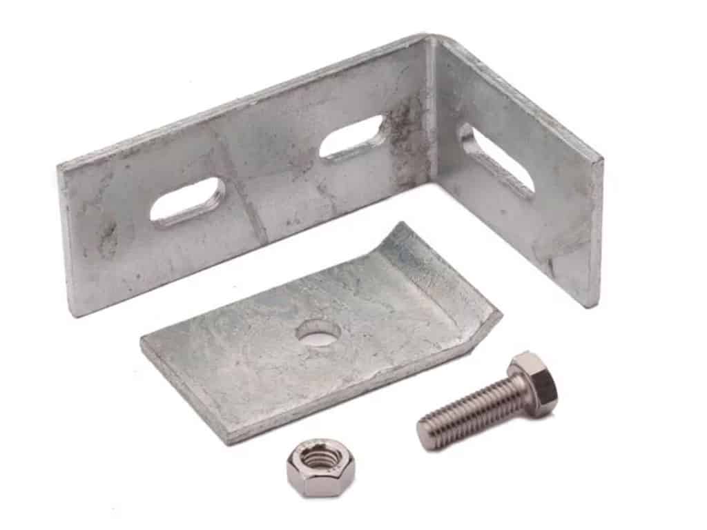 Et sæt sølvmetalliske hardwarekomponenter, inklusive en galvaniseret L-formet vinkelbeslag med to aflange huller, en flad rektangulær plade med et cirkulært hul, en sekskantet møtrik og en sekskantet bolt, arrangeret på en hvid baggrund.