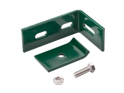 Billedet viser et grønt beslaget sæt, inklusive et L-formet vinkelbeslag med slidsede huller, et buet rektangulært stykke med et centralt hul, en sekskantmøtrik og en bolt. Disse grønne komponenter bruges typisk til montering eller montering.