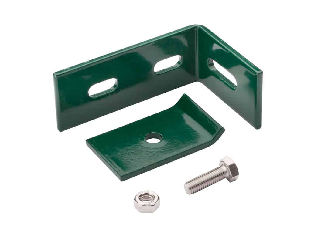 Billedet viser et grønt beslaget sæt, inklusive et L-formet vinkelbeslag med slidsede huller, et buet rektangulært stykke med et centralt hul, en sekskantmøtrik og en bolt. Disse grønne komponenter bruges typisk til montering eller montering.