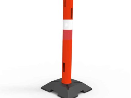 Afspæringspæl med fod "Danpæl" Ø110mm - 100cm er en orange trafikafgrænserstolpe med en hvid refleksstribe i midten og en rød refleksstribe under sig. Denne Ø110 mm stolpe er fastgjort til en robust, sort firkantet base designet til stabilitet. Baggrunden er helt hvid.