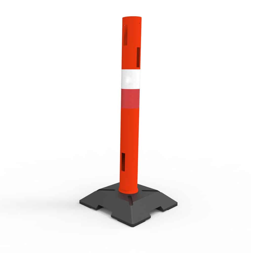 Afspæringspæl med fod "Danpæl" Ø110mm - 100cm er en orange trafikafgrænserstolpe med en hvid refleksstribe i midten og en rød refleksstribe under sig. Denne Ø110 mm stolpe er fastgjort til en robust, sort firkantet base designet til stabilitet. Baggrunden er helt hvid.