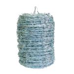 En stor, stramt rullet spole af Pigtråd 1,7mm 250m Galvaniseret er vist stående. Pigtråden er viklet om sig selv i jævnt fordelte løkker, med skarpe modhager, der stikker ud med mellemrum. Perfekt til de interesserede i pigtråd salg.