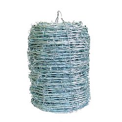En stor, stramt rullet spole af Pigtråd 1,7mm 250m Galvaniseret er vist stående. Pigtråden er viklet om sig selv i jævnt fordelte løkker, med skarpe modhager, der stikker ud med mellemrum. Perfekt til de interesserede i pigtråd salg.