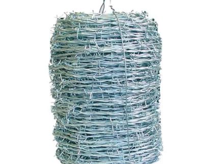 En stor, stramt rullet spole af Pigtråd 1,7mm 250m Galvaniseret er vist stående. Pigtråden er viklet om sig selv i jævnt fordelte løkker, med skarpe modhager, der stikker ud med mellemrum. Perfekt til de interesserede i pigtråd salg.