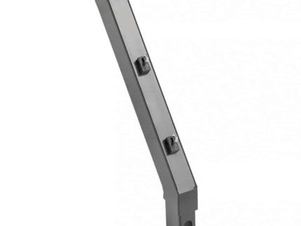 Et gråt, rektangulært metalstøttebeslag vinklet opad med tre monteringsclips, der løber langs dens længde og en slidset base designet til fastgørelse eller installation, perfekt til en 60x40 mm stolpe. Baggrunden er hvid.