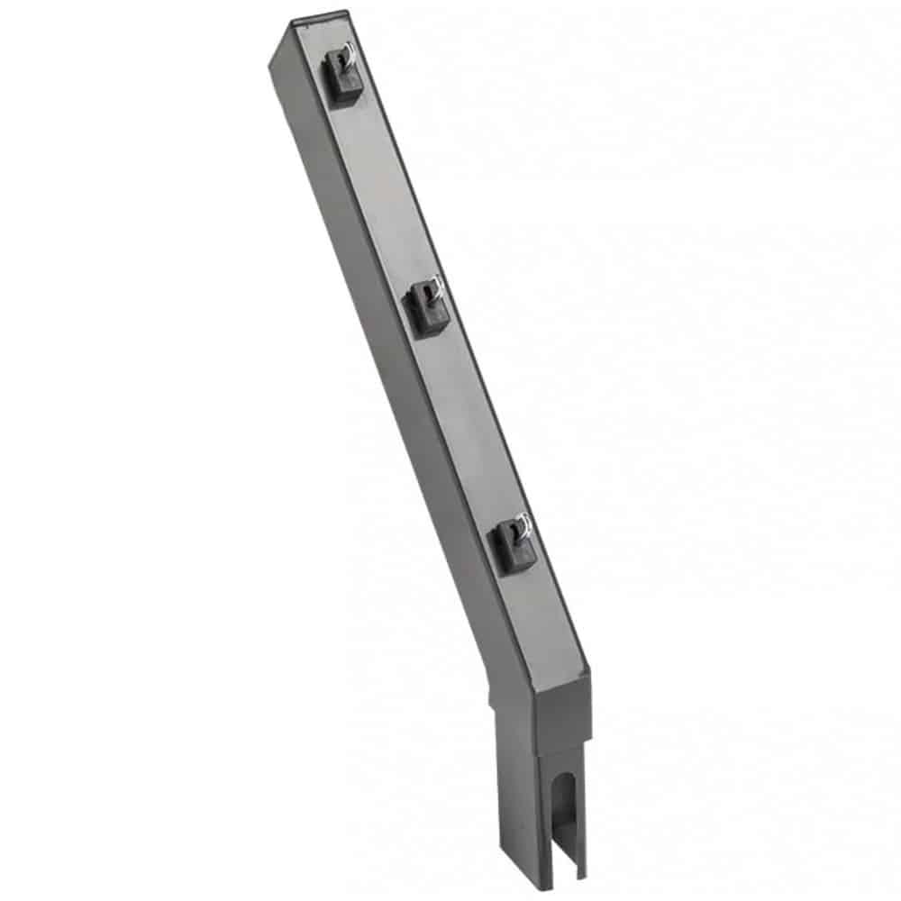 Et gråt, rektangulært metalstøttebeslag vinklet opad med tre monteringsclips, der løber langs dens længde og en slidset base designet til fastgørelse eller installation, perfekt til en 60x40 mm stolpe. Baggrunden er hvid.