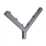 Billede af et gråt, Y-formet metalbeslag med seks små kroge fastgjort langs armene. Bunden af beslaget har en monteringssektion designet til fastgørelse til en 60x40 mm stolpe. Denne Pigtrådsholder ser ud til at være designet til kraftig ophængning eller organisatoriske formål med plads til 6 tråde.