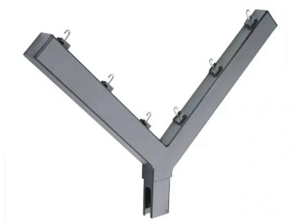 Billede af et gråt, Y-formet metalbeslag med seks små kroge fastgjort langs armene. Bunden af beslaget har en monteringssektion designet til fastgørelse til en 60x40 mm stolpe. Denne Pigtrådsholder ser ud til at være designet til kraftig ophængning eller organisatoriske formål med plads til 6 tråde.