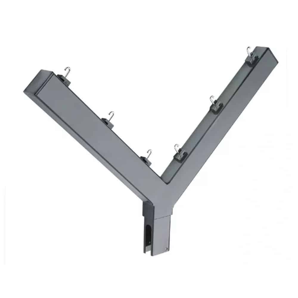 Billede af et gråt, Y-formet metalbeslag med seks små kroge fastgjort langs armene. Bunden af beslaget har en monteringssektion designet til fastgørelse til en 60x40 mm stolpe. Denne Pigtrådsholder ser ud til at være designet til kraftig ophængning eller organisatoriske formål med plads til 6 tråde.