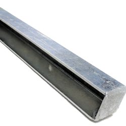 Et nærbillede af U-skinne side - Varmgalvaniseret, en lang, metallisk rektangulær stang med en smal sort strimmel, der løber langs dens længde, placeret mod en almindelig hvid baggrund. Den varmgalvaniserede stang har en skinnende, reflekterende overflade og fremstår robust og industriel.