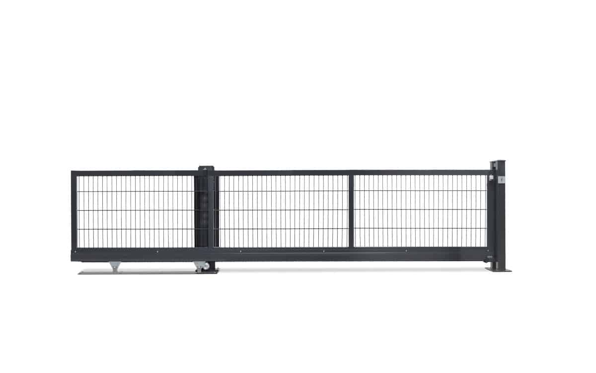 En slank, sort metal skydeport med lodrette og vandrette stænger. Denne V-Star EXTREME-port er fastgjort til en enkelt lodret stolpe på højre side og har en hjulmekanisme i bunden for nem glidning. Baggrunden er helt hvid.