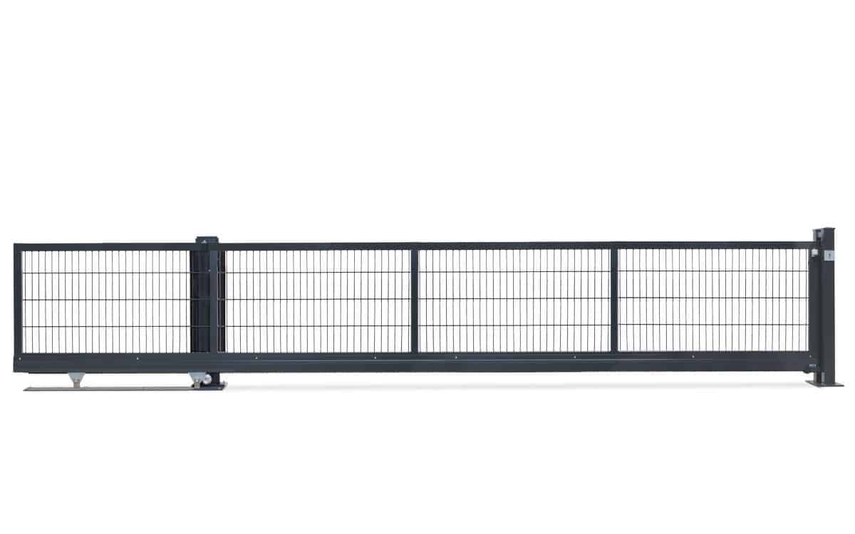 En sort metalskydeport med panelfyld er vist lukket. Porten består af en robust ramme med lodrette og vandrette stænger, der skaber et gitterlignende mønster. Understøttet af en basisskinne med ruller for jævn drift, er Skydeport-designet enkelt og funktionelt.