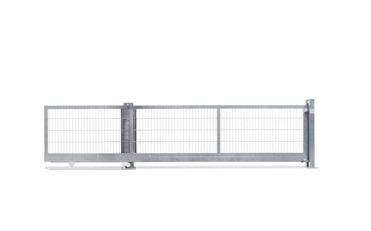 En minimalistisk skydeport skydeport i industriel stil lavet af metal, med et gitterlignende mønster med lodrette og vandrette stænger. Monteret på en robust metalramme er 2D Panelfyld-porten delvist åben, hvilket indikerer, at den kan glide til siden. Fod og rækværk er synligt.