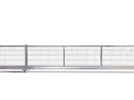 En sølv metal skydeport med lodrette og vandrette stænger, designet med 2D Panelfyld. Porten er monteret på en robust metalramme med en base til støtte, hvilket gør den velegnet til industriel eller kommerciel brug. Designet er både robust og sikkert.