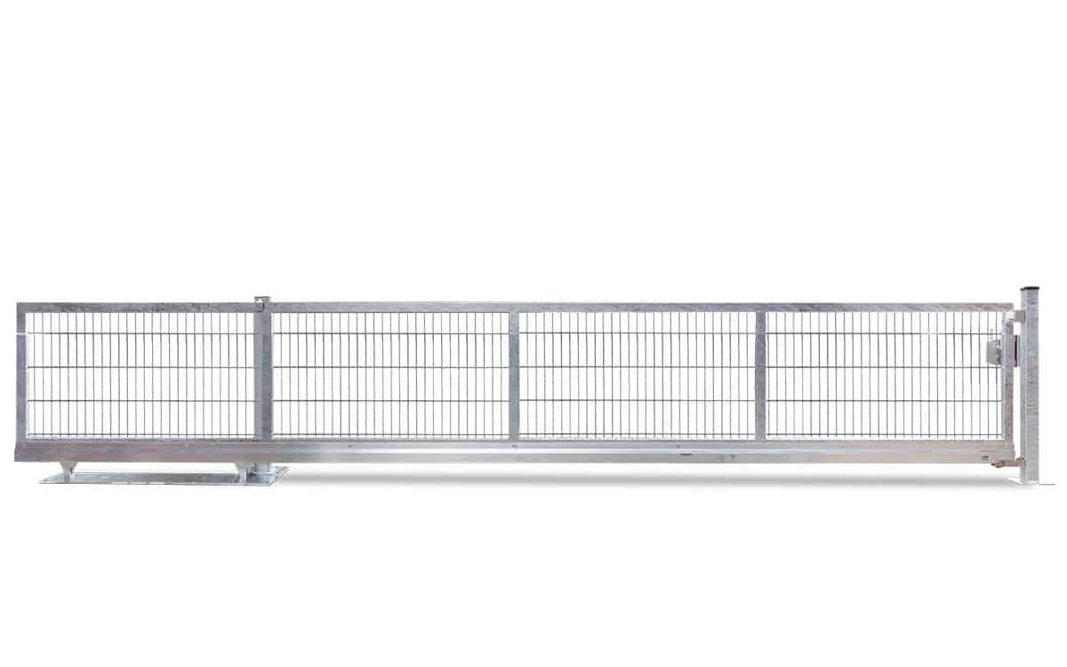 En sølv metal skydeport med lodrette og vandrette stænger, designet med 2D Panelfyld. Porten er monteret på en robust metalramme med en base til støtte, hvilket gør den velegnet til industriel eller kommerciel brug. Designet er både robust og sikkert.