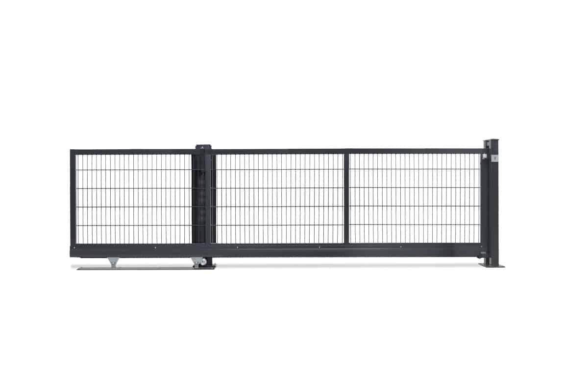 En sort skydeport-port i metal med lodrette og vandrette stænger har et moderne design. Den vises på en hvid baggrund og viser dens hjulmekanisme i bunden for sømløs glidning.