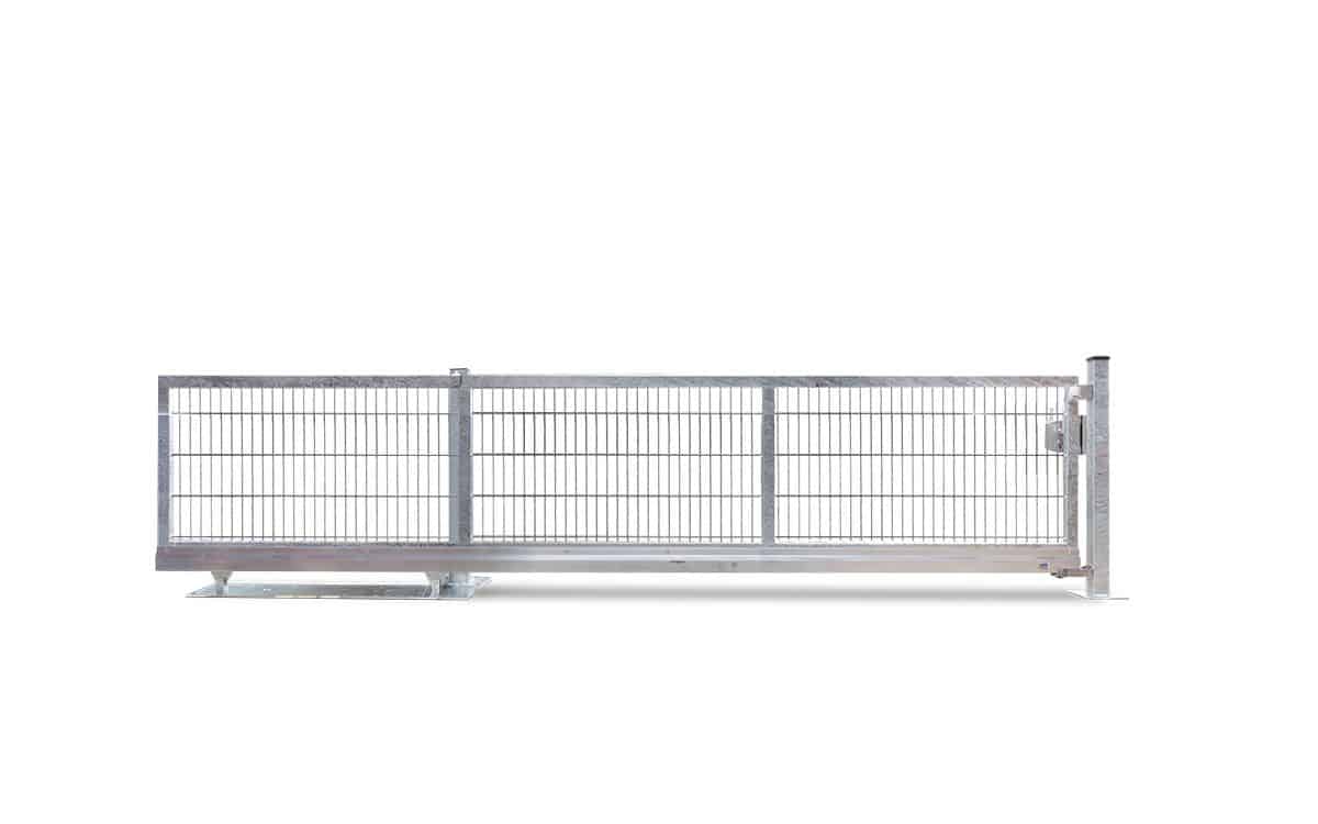 En skydeport af metal, Skydeport-modellen, med rektangulær ramme og lodrette stænger. Porten er installeret på et vandret spor, så den kan glide åben og lukket. Baggrunden er almindelig hvid.