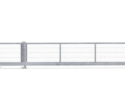 En lang, metal skydeport, malet grå, med et minimalistisk design med lodrette og vandrette stænger. Skydeport V-Star EXTREME-porten er fuldt udbygget og er sat mod en almindelig hvid baggrund.