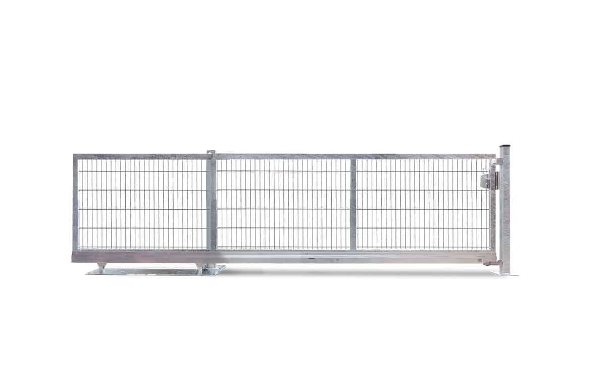 En stor, metallisk skydeport lavet af stål med et gittermønster. Porten, kendt som V-Star EXTREME Skydeport, er monteret på ruller i bunden og en stolpe til højre understøtter den. Designet fremstår robust og er sandsynligvis beregnet til sikkerhedsformål. Baggrunden er hvid.