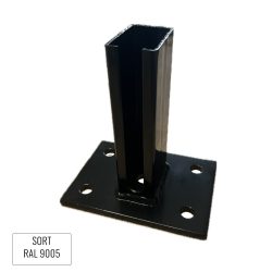 En Stolpefod til 60x40mm Stolpe Sort RAL 9005 - 4 huller, med et sort metalbeslag med en rektangulær lodret støtte, der måler 60x40mm og en firkantet base med fire huller, er vist på en hvid baggrund. Teksten "SORT RAL 9005" i nederste venstre hjørne angiver den sorte farvekode og fremhæver dens Stolpefod-design.