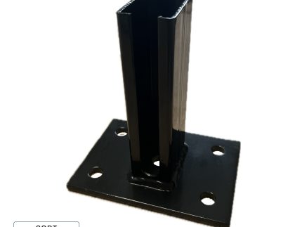 En Stolpefod til 60x40mm Stolpe Sort RAL 9005 - 4 huller, med et sort metalbeslag med en rektangulær lodret støtte, der måler 60x40mm og en firkantet base med fire huller, er vist på en hvid baggrund. Teksten "SORT RAL 9005" i nederste venstre hjørne angiver den sorte farvekode og fremhæver dens Stolpefod-design.