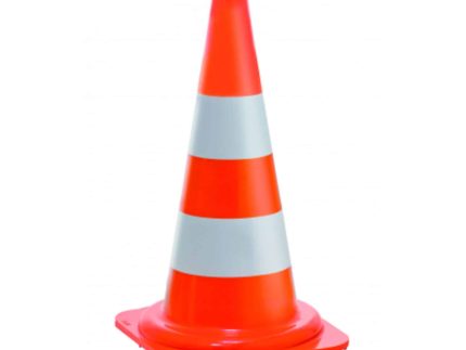 Trafik Kegle Plast - Rød & Hvid er en farvestrålende orange trafikkegle med to reflekterende hvide striber omkring midten. Keglen står oprejst mod en almindelig hvid baggrund.