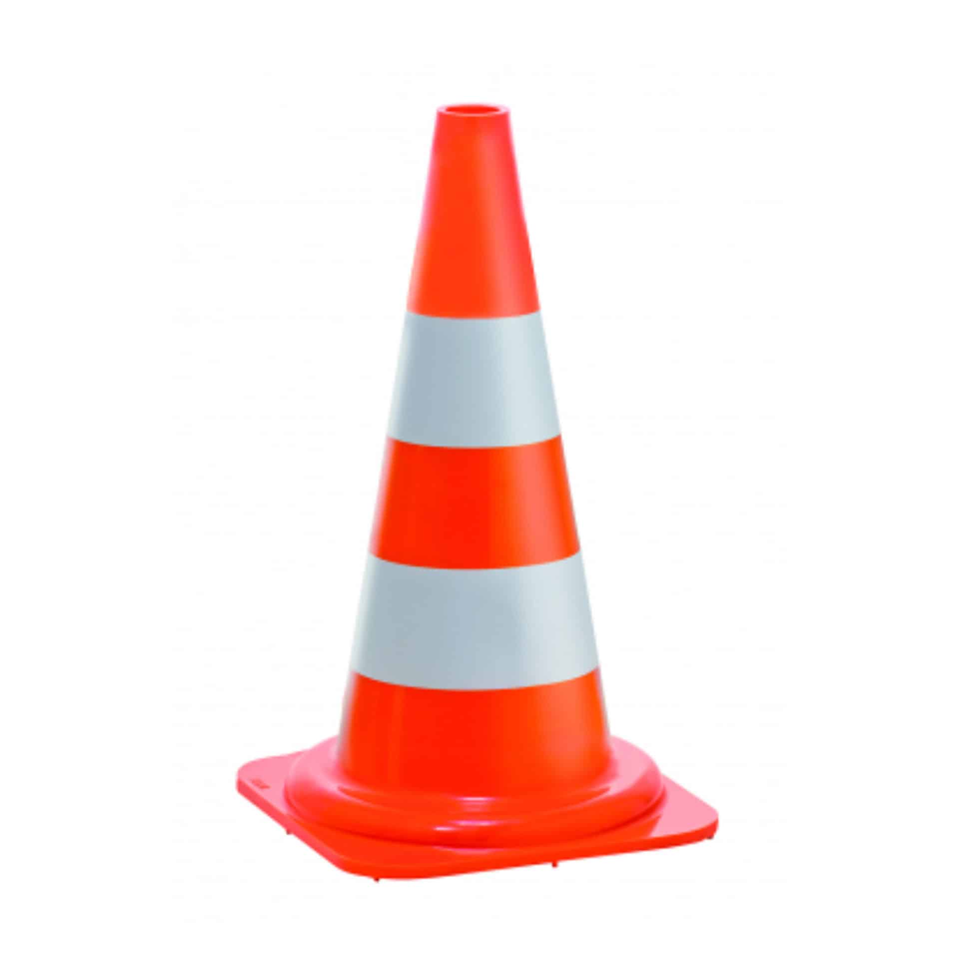 Trafik Kegle Plast - Rød & Hvid er en farvestrålende orange trafikkegle med to reflekterende hvide striber omkring midten. Keglen står oprejst mod en almindelig hvid baggrund.