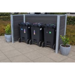 Tre sorte skraldespande er opstillet i en pæn Komposit skraldespandsskjul med grå panelvægge understøttet af stålstolper. Hver beholder har en forskellig farvet etiket, der angiver genbrug, almindeligt affald og organisk affald. To potteplanter er placeret på hver side af indhegningen, og buske er i baggrunden.