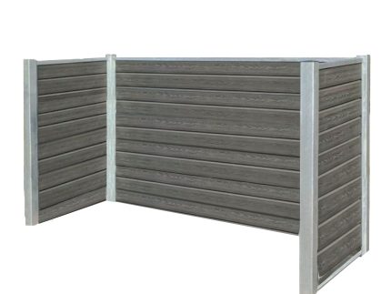 Komposit skraldespandsskjul - inkl. stålstolper, stolpehat, top & bund skinner i stål er en fritstående privatskærm lavet af vandrette mørkegrå træplanker med metalstolper i hjørnerne, der danner en tresidet struktur. Stålstolperen giver en robust støtte, mens den forvitrede tekstur giver et rustikt udseende. Ideel til udendørs brug på dæk eller terrasser.