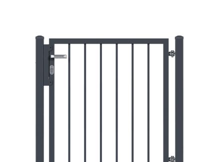 Havelåge i sort metal med lodrette stænger og firkantede stolper på hver side. Den venstre stolpe har en låsemekanisme påsat. Porten står på en hvid baggrund og viser et enkelt, moderne design med balusterlignende præcision.