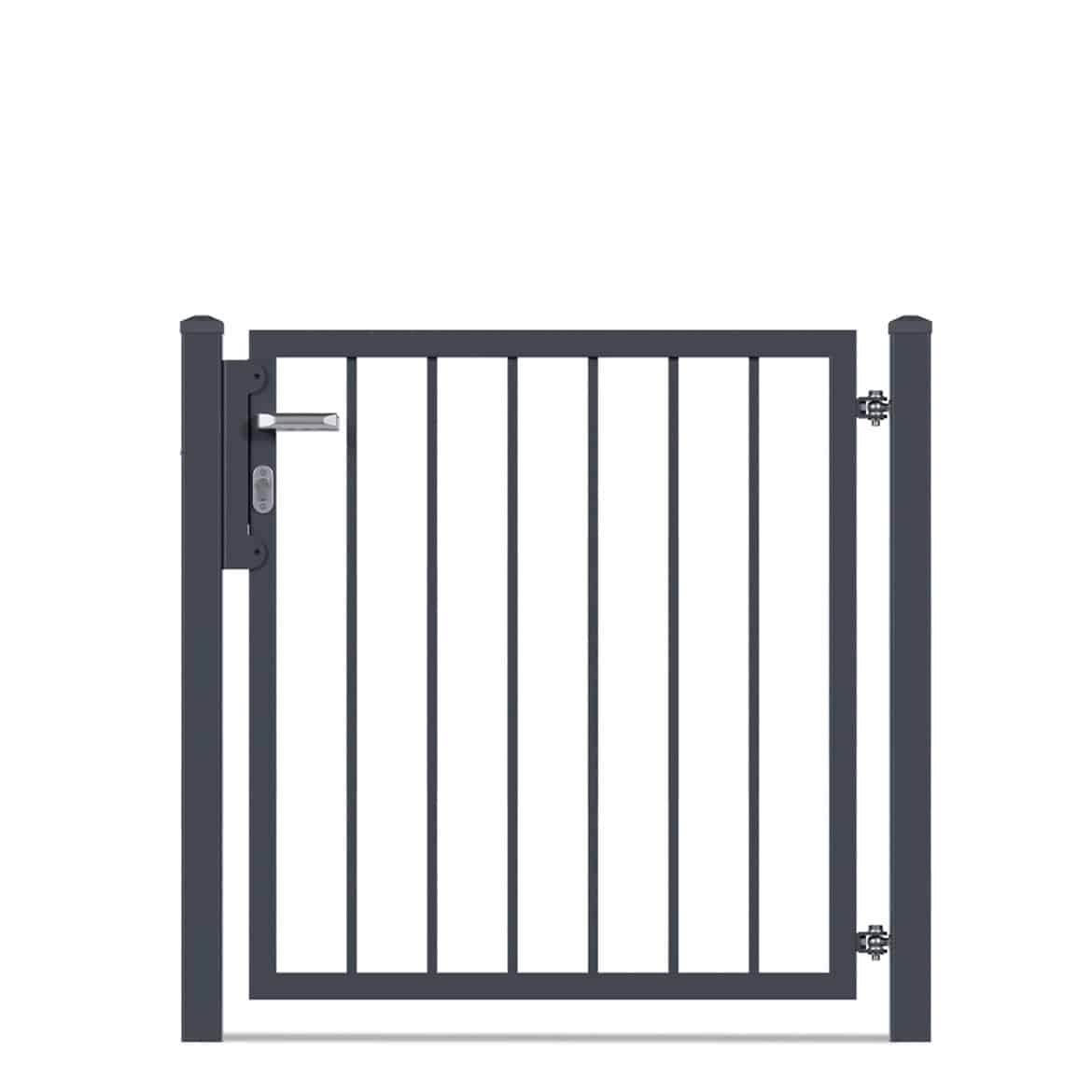 Havelåge i sort metal med lodrette stænger og firkantede stolper på hver side. Den venstre stolpe har en låsemekanisme påsat. Porten står på en hvid baggrund og viser et enkelt, moderne design med balusterlignende præcision.