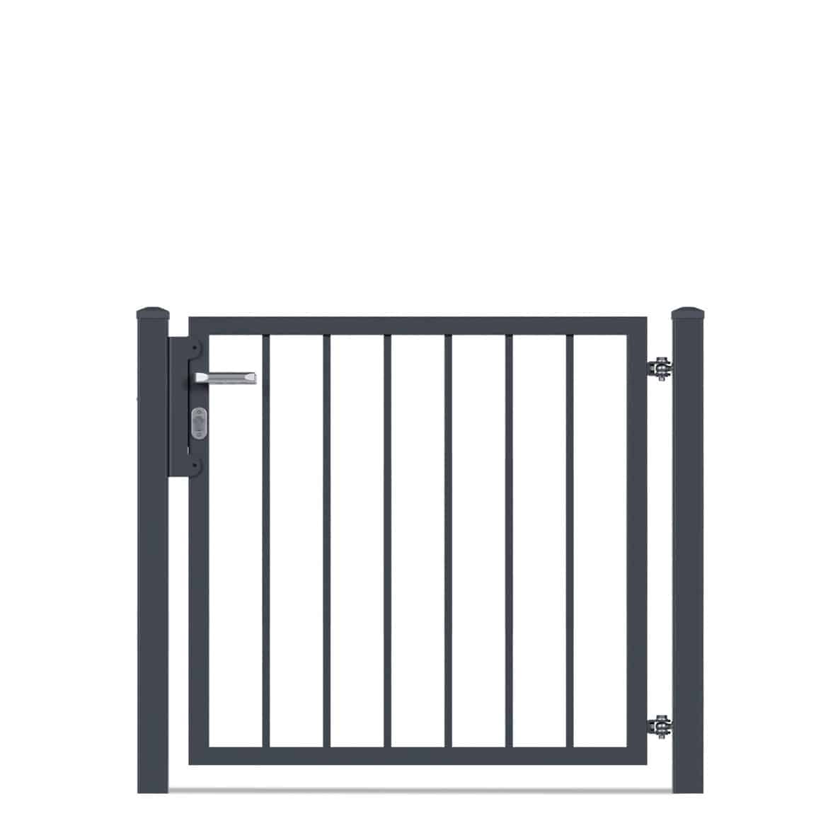 En simpel sort metal havelåge med lodrette stænger og en lås i venstre side. Porten er fastgjort til to støttestolper, en på hver side. Designet er minimalistisk og industrielt, velegnet til moderne udendørs omgivelser. Dens antracit farve tilføjer dens slanke udseende mod den almindelige hvide baggrund.