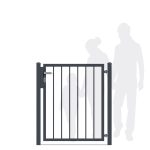 En "BALUSTER" pulverlakeret antracitmetal balusterport med lodrette stænger står lukket og har en nøglelås i venstre side. Bag porten er der silhuetter af et barn, der holder i hånd med en voksen, og en anden voksen figur, der står til højre.