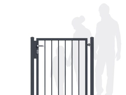 En "BALUSTER" pulverlakeret antracitmetal balusterport med lodrette stænger står lukket og har en nøglelås i venstre side. Bag porten er der silhuetter af et barn, der holder i hånd med en voksen, og en anden voksen figur, der står til højre.