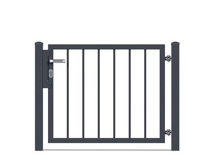 En moderne, sort metal havelåge med lodrette tremmer og en hængslet dør med lås i venstre side. Sæt mod en almindelig hvid baggrund, har portstolperne dekorative hætter ovenpå dem og synlige hængsler på højre side. Denne pulverlakeret antracit skønhed bringer både elegance og sikkerhed til din indgang.