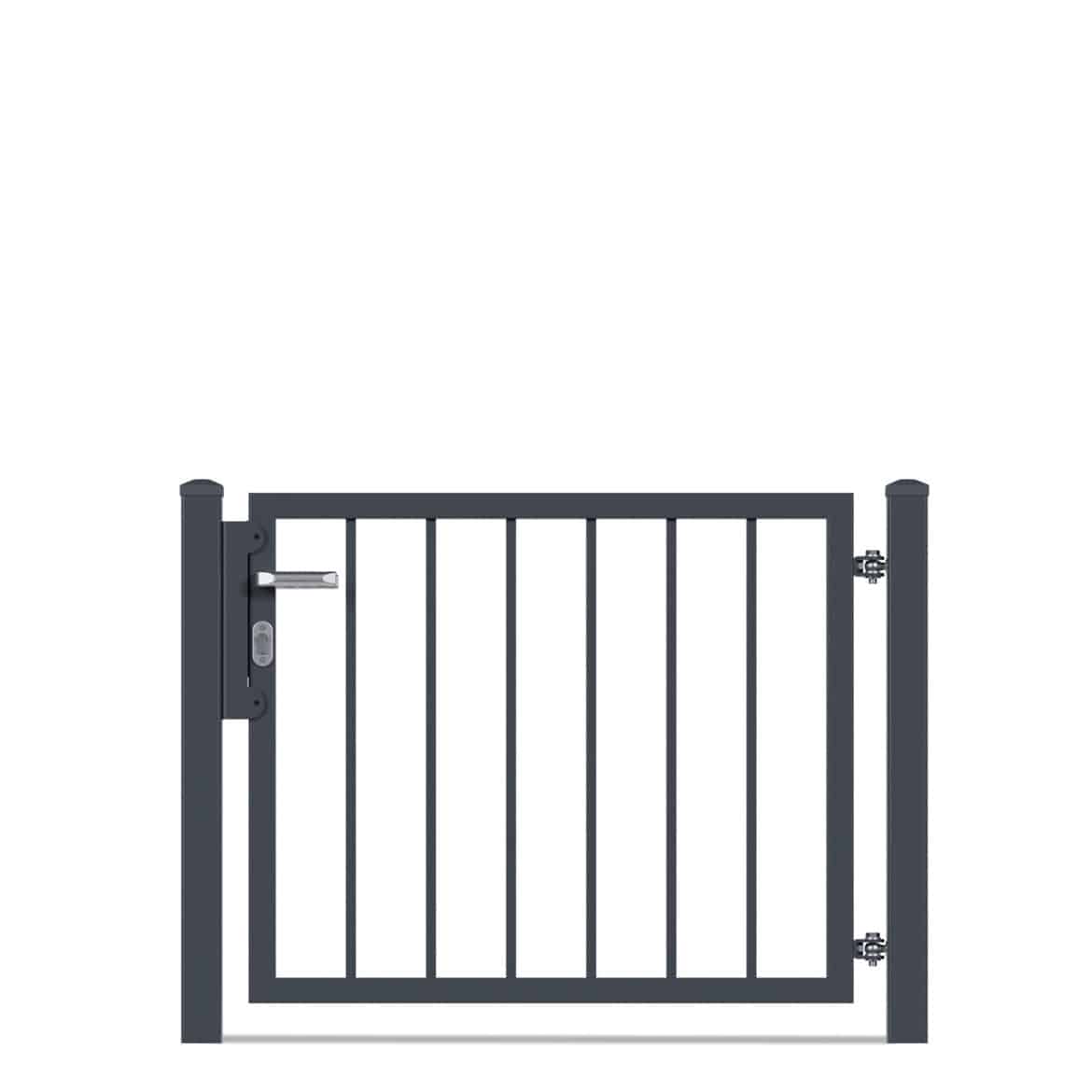 En moderne, sort metal havelåge med lodrette tremmer og en hængslet dør med lås i venstre side. Sæt mod en almindelig hvid baggrund, har portstolperne dekorative hætter ovenpå dem og synlige hængsler på højre side. Denne pulverlakeret antracit skønhed bringer både elegance og sikkerhed til din indgang.