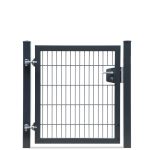 En sort metalport fra kollektionen "2D Panellåge TREND", med lodrette og vandrette stænger, der danner et gittermønster, fastgjort til to sorte lodrette stolper. Lågen har to hængsler i venstre side og en lås med håndtag i højre side. Baggrunden er almindelig hvid.