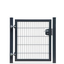 En sort metalport fra kollektionen "2D Panellåge TREND", med lodrette og vandrette stænger, der danner et gittermønster, fastgjort til to sorte lodrette stolper. Lågen har to hængsler i venstre side og en lås med håndtag i højre side. Baggrunden er almindelig hvid.