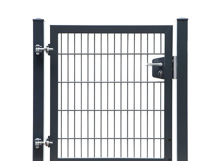 En sort metalport fra kollektionen "2D Panellåge TREND", med lodrette og vandrette stænger, der danner et gittermønster, fastgjort til to sorte lodrette stolper. Lågen har to hængsler i venstre side og en lås med håndtag i højre side. Baggrunden er almindelig hvid.