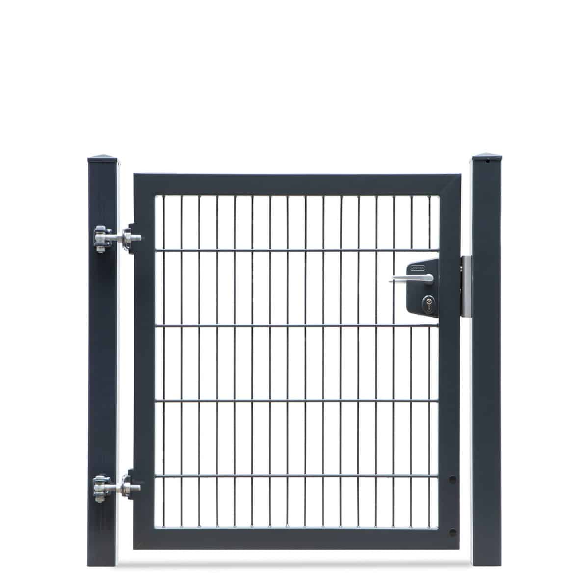 En sort metalport fra kollektionen "2D Panellåge TREND", med lodrette og vandrette stænger, der danner et gittermønster, fastgjort til to sorte lodrette stolper. Lågen har to hængsler i venstre side og en lås med håndtag i højre side. Baggrunden er almindelig hvid.