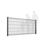 "Metal Hegn 3D Panel 'HF-BUDGET SERIES' Inkl. Stålstolper & Fittings - Pulverlakeret Sort" er et højt, robust hegn med lodrette og vandrette stænger fastgjort til to sorte stolper. Hegnet har en let kurve i toppen, og silhuetter af to personer i baggrunden understreger dets højde og struktur.