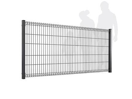 "Metal Hegn 3D Panel 'HF-BUDGET SERIES' Inkl. Stålstolper & Fittings - Pulverlakeret Sort" er et højt, robust hegn med lodrette og vandrette stænger fastgjort til to sorte stolper. Hegnet har en let kurve i toppen, og silhuetter af to personer i baggrunden understreger dets højde og struktur.