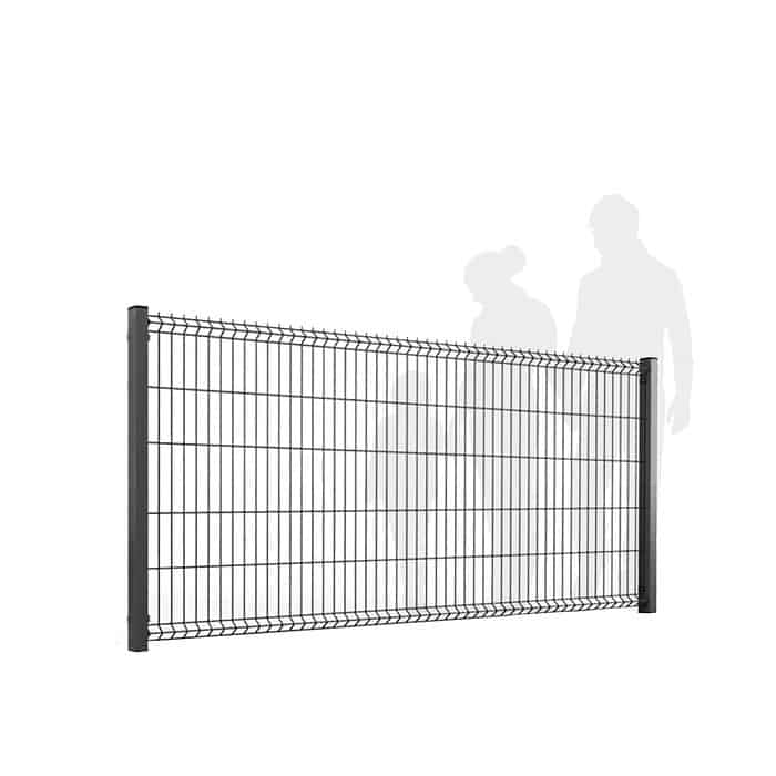 "Metal Hegn 3D Panel 'HF-BUDGET SERIES' Inkl. Stålstolper & Fittings - Pulverlakeret Sort" er et højt, robust hegn med lodrette og vandrette stænger fastgjort til to sorte stolper. Hegnet har en let kurve i toppen, og silhuetter af to personer i baggrunden understreger dets højde og struktur.